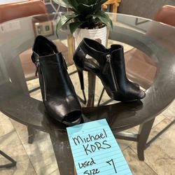 Micheal Kors Size 7