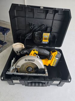 🔥$150 PRICE IS FIRM🔥 DEWALT 20V MAX Cordless 6-1/2 in. Circular Saw with (1) 20V 5.0Ah Battery, Charger & Hard Case.