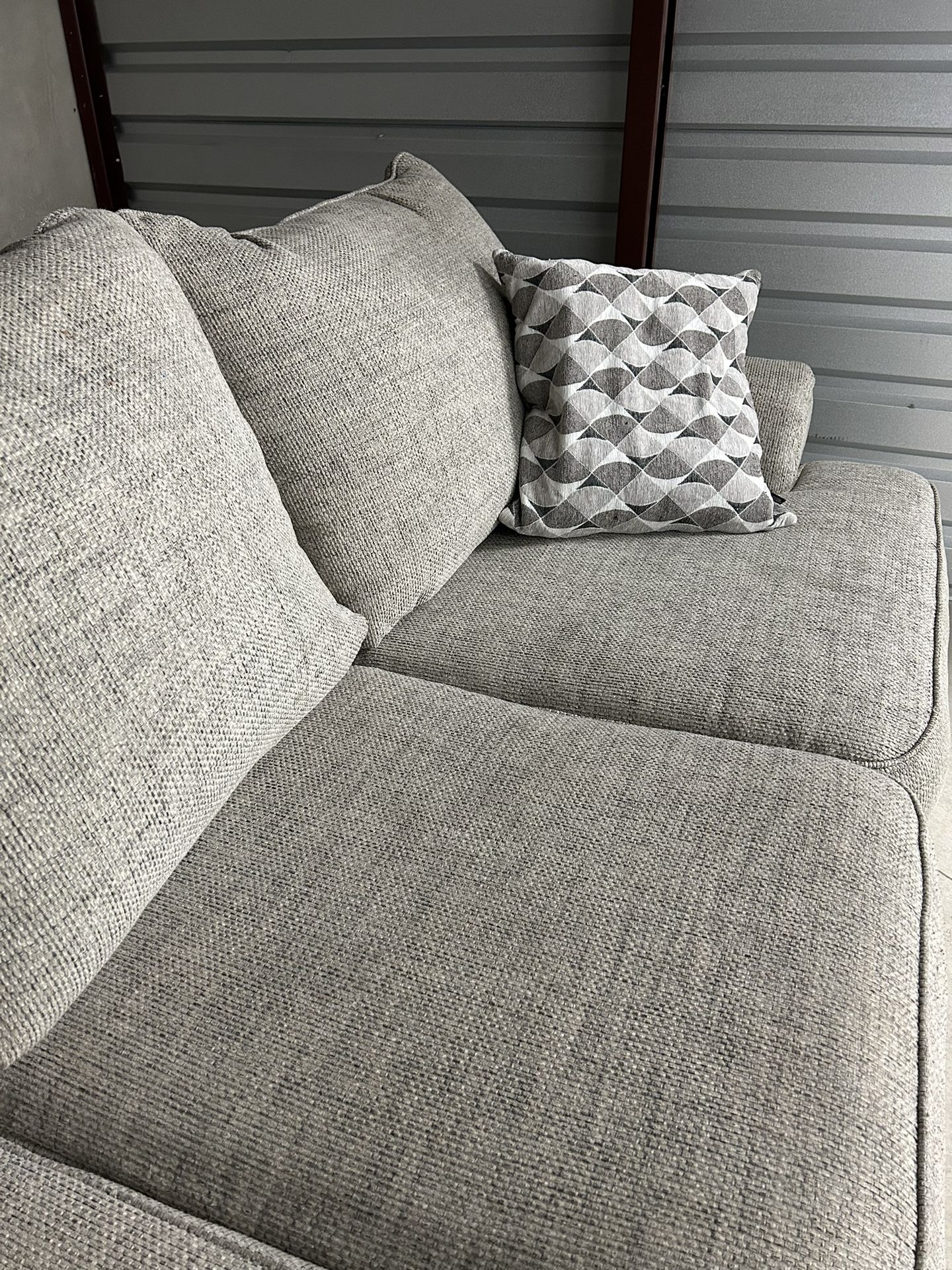 Like New Gray 3Seater Sofa Couch ( Offer Delivery ) for Sale in San