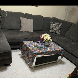 Raymour & Flanigan Sectional Sofa In Good Condition 