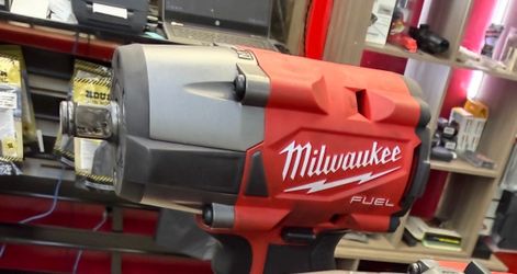 Milwaukee Impact Wrench M18 High output battery included