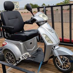 Scooter electric, 3 wheel, rear end transaxle, like new !