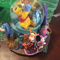 Disney Winnie the Pooh Tigger Eeyore Honey Pot Wind Up Musical Snow Globe