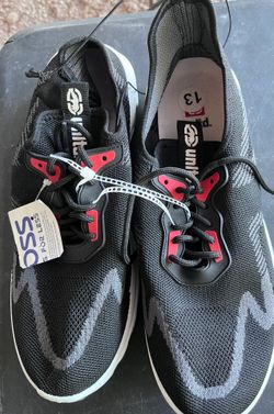 Men’s tennis shoes