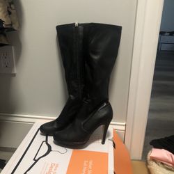 Size 6 Womens Black Boots (NEW)