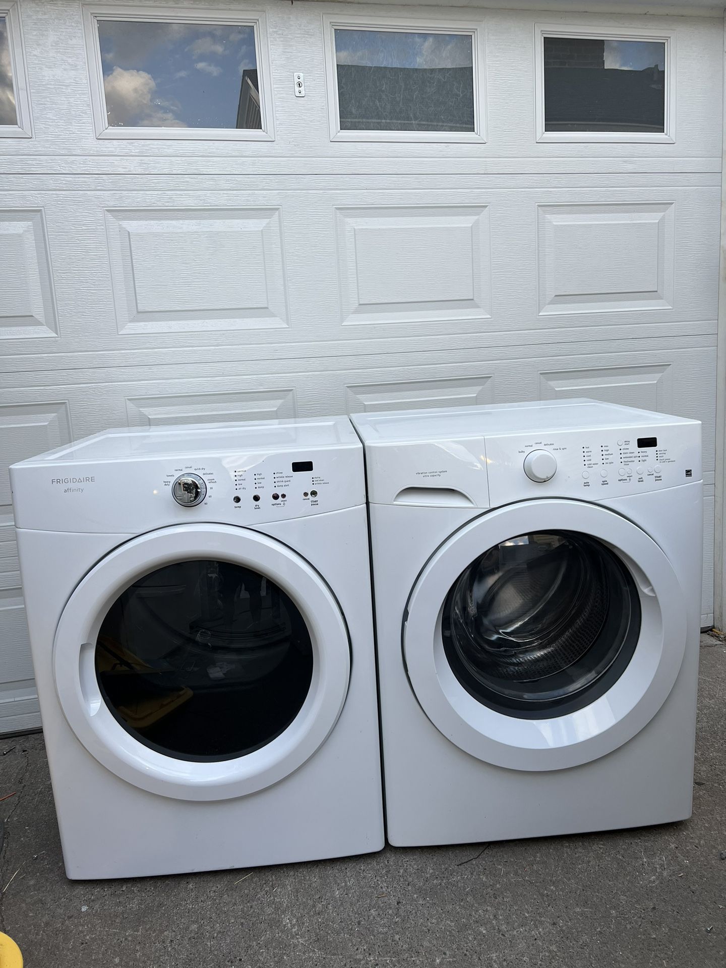 Frigidaire Affinity Washer & Dryer w/ Steam - Large Capacity