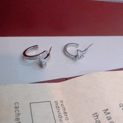 In addition to simplicity, it is elegant and dazzling, elegant and touching. Same style for men and women