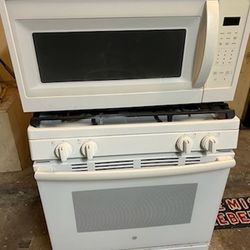 GE 4 Burner Gas Stove And Kenmore Over The Range Microwave 