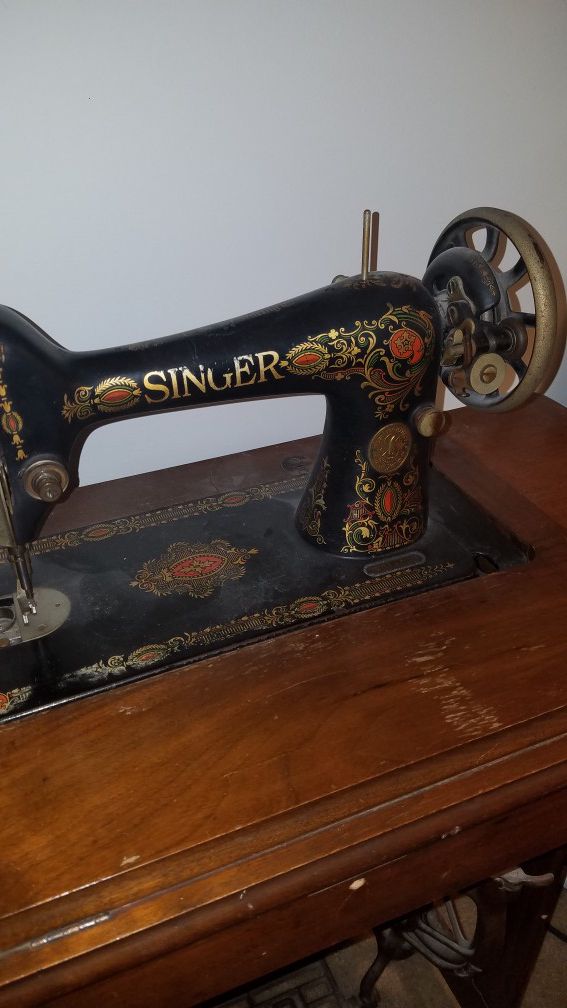 1923 Singer sewing machine in cabinet