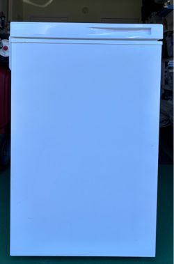 5 cubic ft Chest Freezer Like New