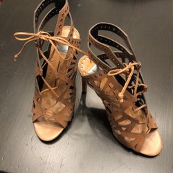 LIKE NEW - Woman’s Sandals By Dolce Vita