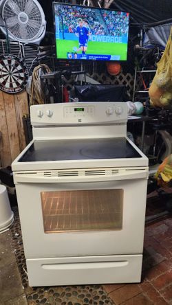 Preciosa Estufa Electrica Kenmore luz 220V plancha de vidrio lista para usar super limpia trabaja muy bien los cuatro quemadores y el horno $150