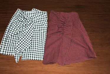 ZARA SKORT WHITE/BLACK GINGHAM TIE-FRONT. RED/BLACK RUFFLED W/ a STYLISH RUCHED SUDE DETAIL SIZE S