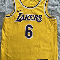 Men's Los Angeles Lakers LeBron James Nike Gold 2021/22 #6 Swingman Player Jersey - Icon Edition