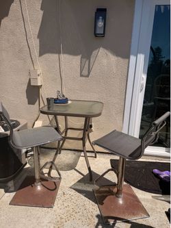 Outdoor patio set + chairs (flexible)