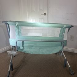 Dream On Me Skylar Bassinet & Bedside Sleeper, Adjustable Height, Mesh Sides, Plush Mattress, Wheels w/ Locks, Compact Fold & Travel Bag – Mint