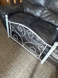 Twin bed Frame location Horizon asking $60