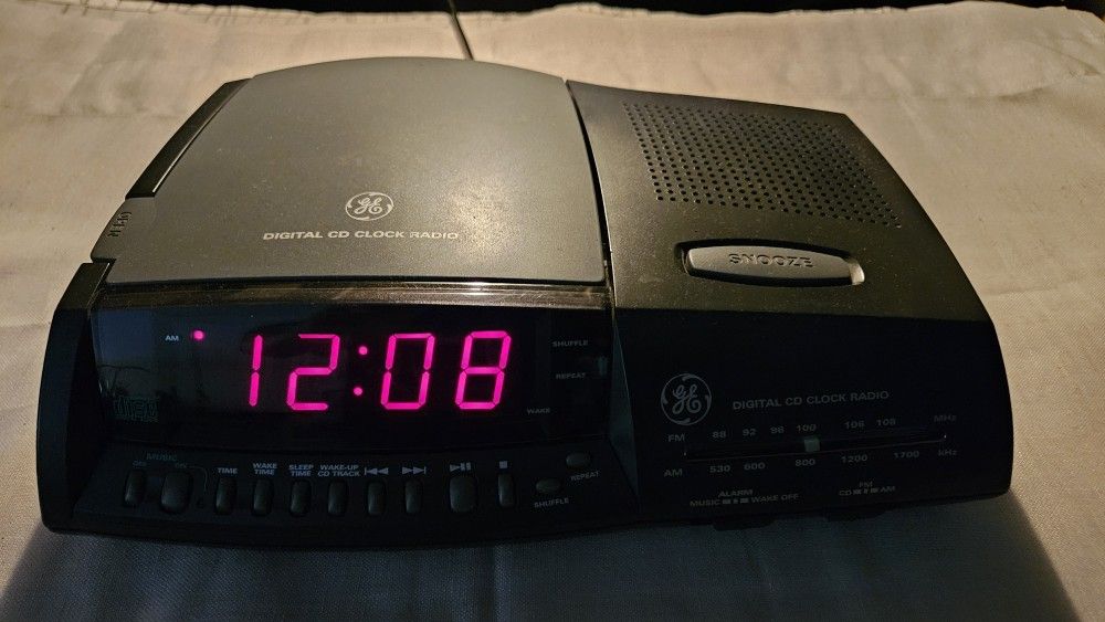 AM/FM/CD Clock Radio