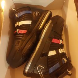 Zoom LEBRON III