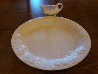 Great For The Holidays. Large Serving Platter & Gravy Boat
