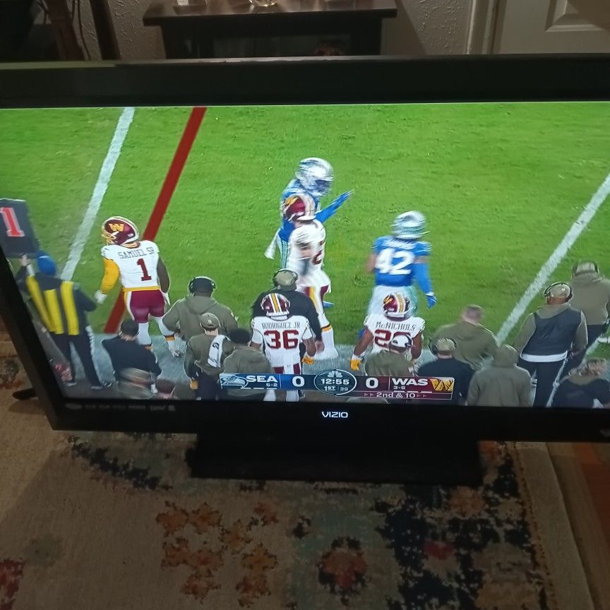 Vizio 42" HD Tv w/remote