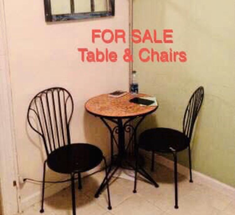 Indoor / Outdoor Mosaic Table w 2 metal chairs
