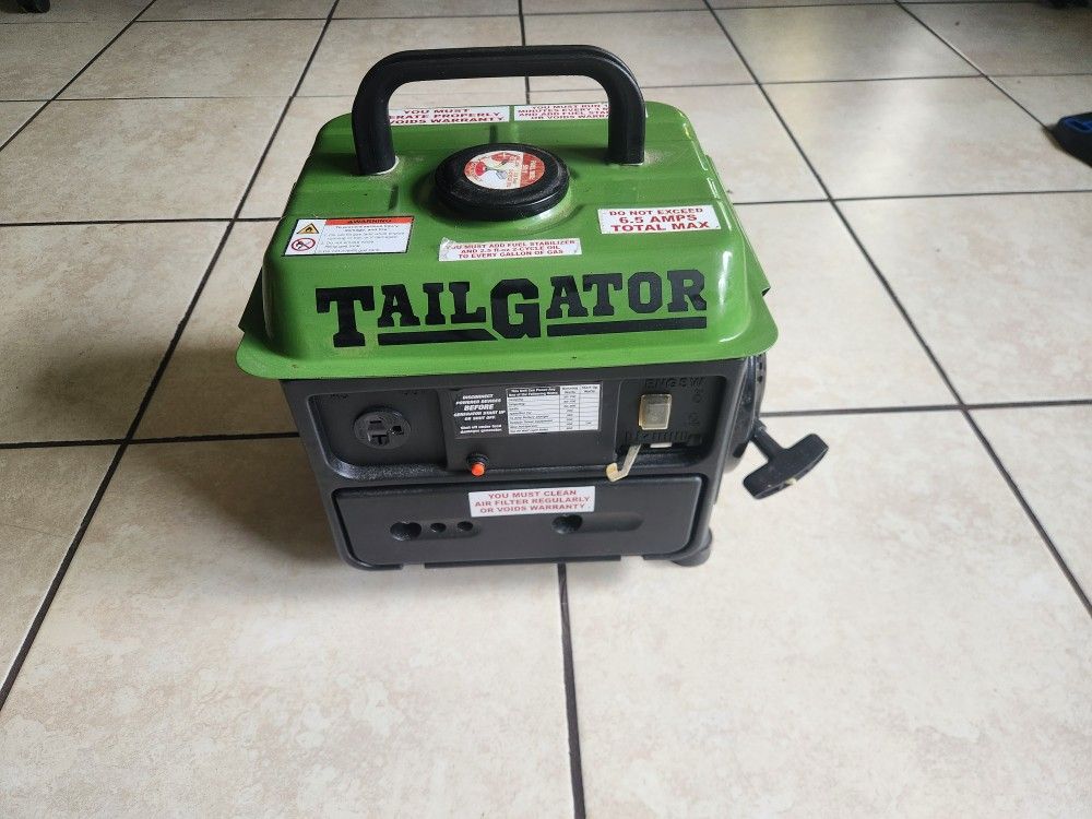 TAILGATOR 900 Watt Max Starting 2 Cycle Gas Powered Generator