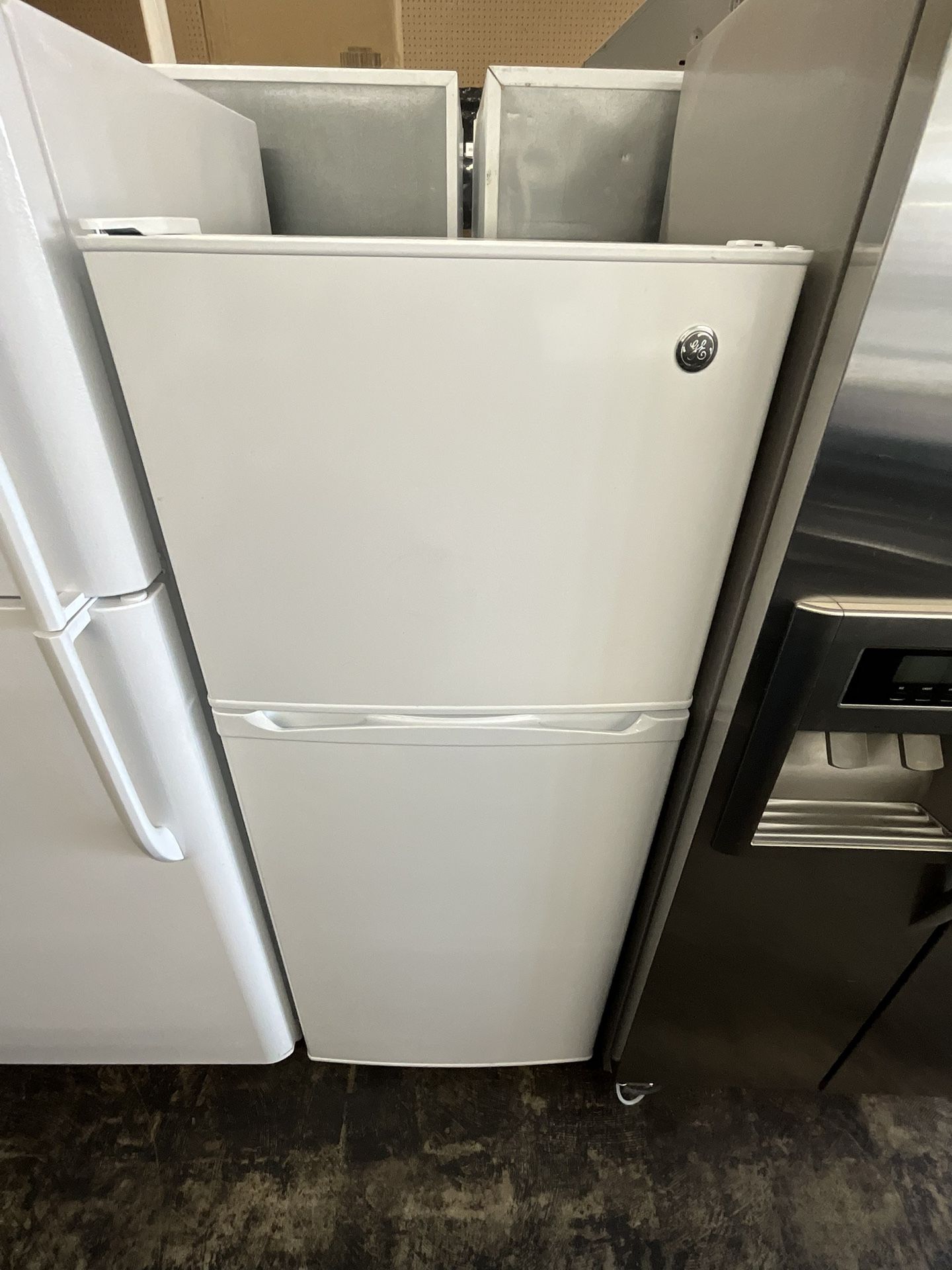 GE Compact 11.6 cu ft Top Freezer Refrigerator