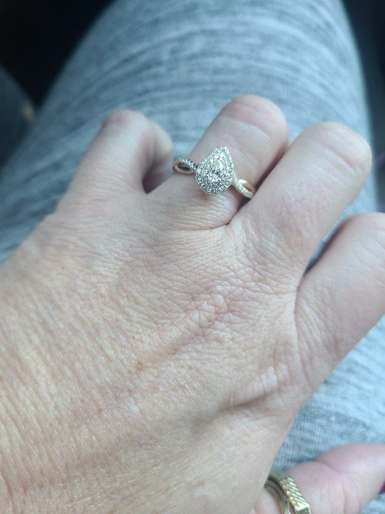 DIAMOND PEAR SHAPED ENGAGEMENT RING