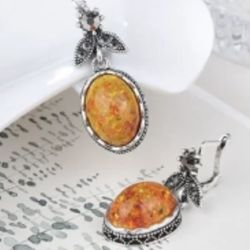 E62- Beautiful Amber Earrings Vintage Look Antique!