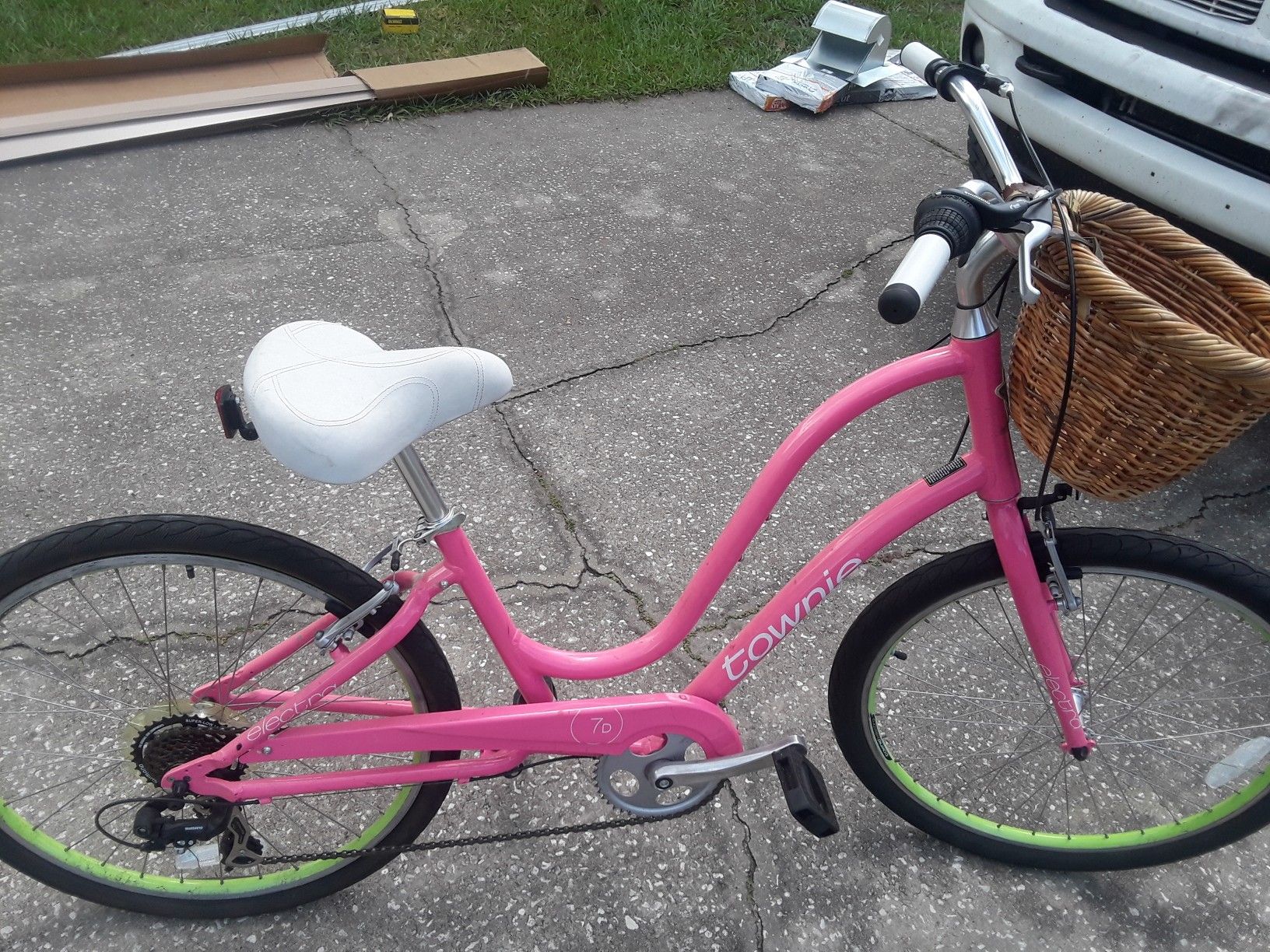 Electra Townie 7d 7speed Cruiser bike like new, with 26" tires, medium frame. $250 FIRM.