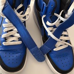 Pre-owned boys Nike classic sneakers  Size 3.5Y  Still in excellent condition $40 Pick up in Powder Springs Ga 30127 