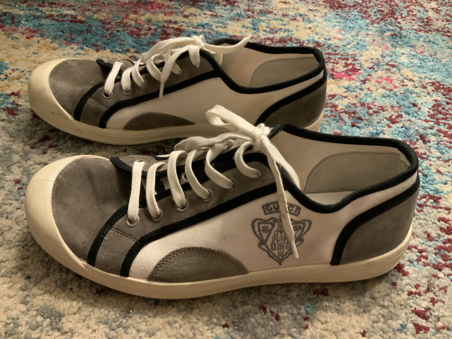 Pre-loved Gucci low-top sneakers in white and gray