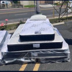 King / Cal King Mattress and Boxspring ( Colchones Nuevos Deluxe )