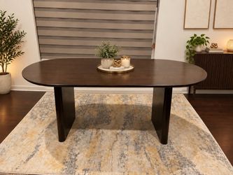 Elegant Oval Dining Table – Seats 4 Comfortably