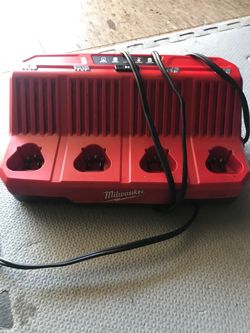 Milwaukee 4 port sequeantial battery charger M12 12Volt with one battery like new