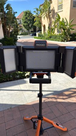 Ridgid Work Light And tripod (battery not Included)
