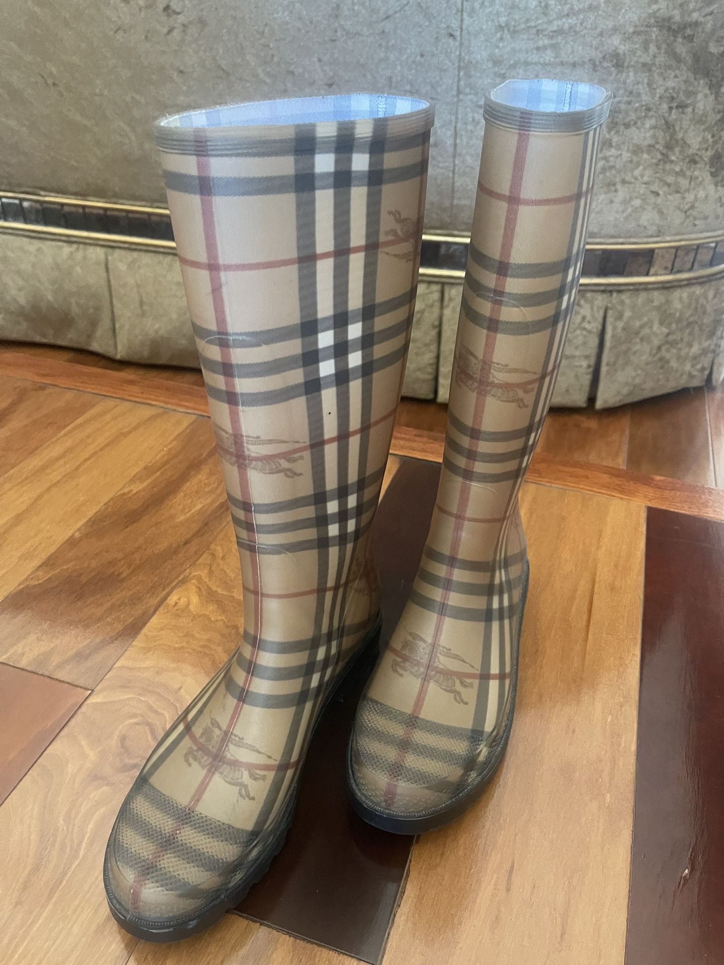 Women Burberry Rain Boots 