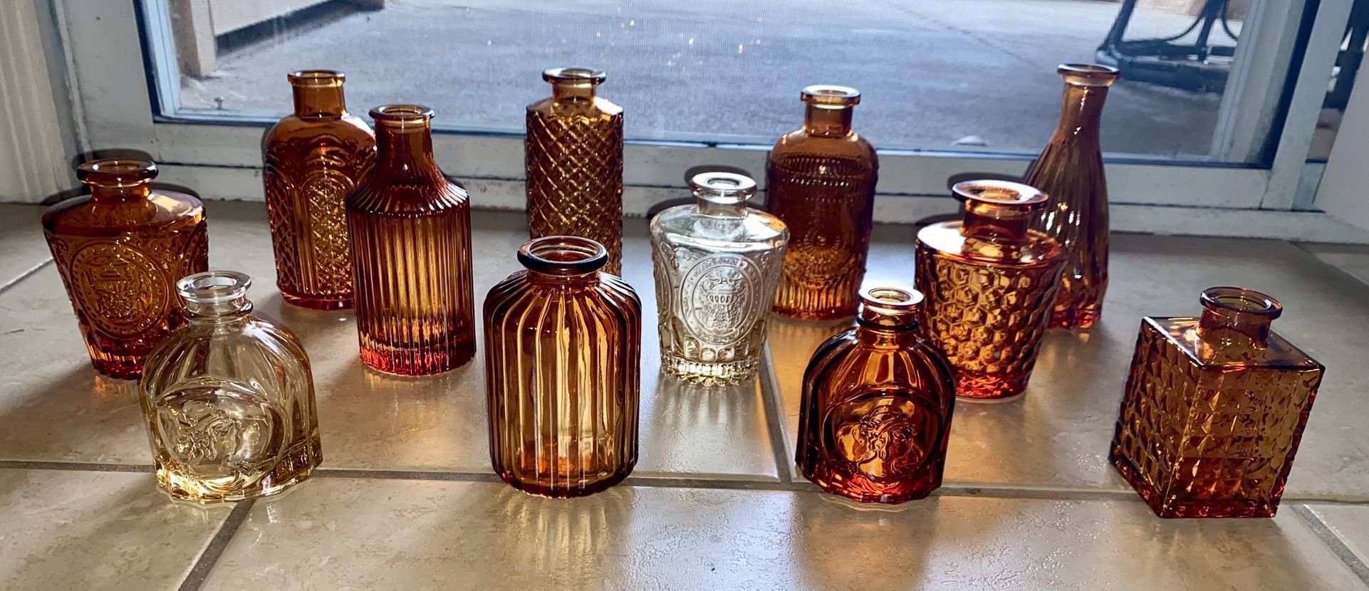 10 + 2 small glass vases in dark and light amber