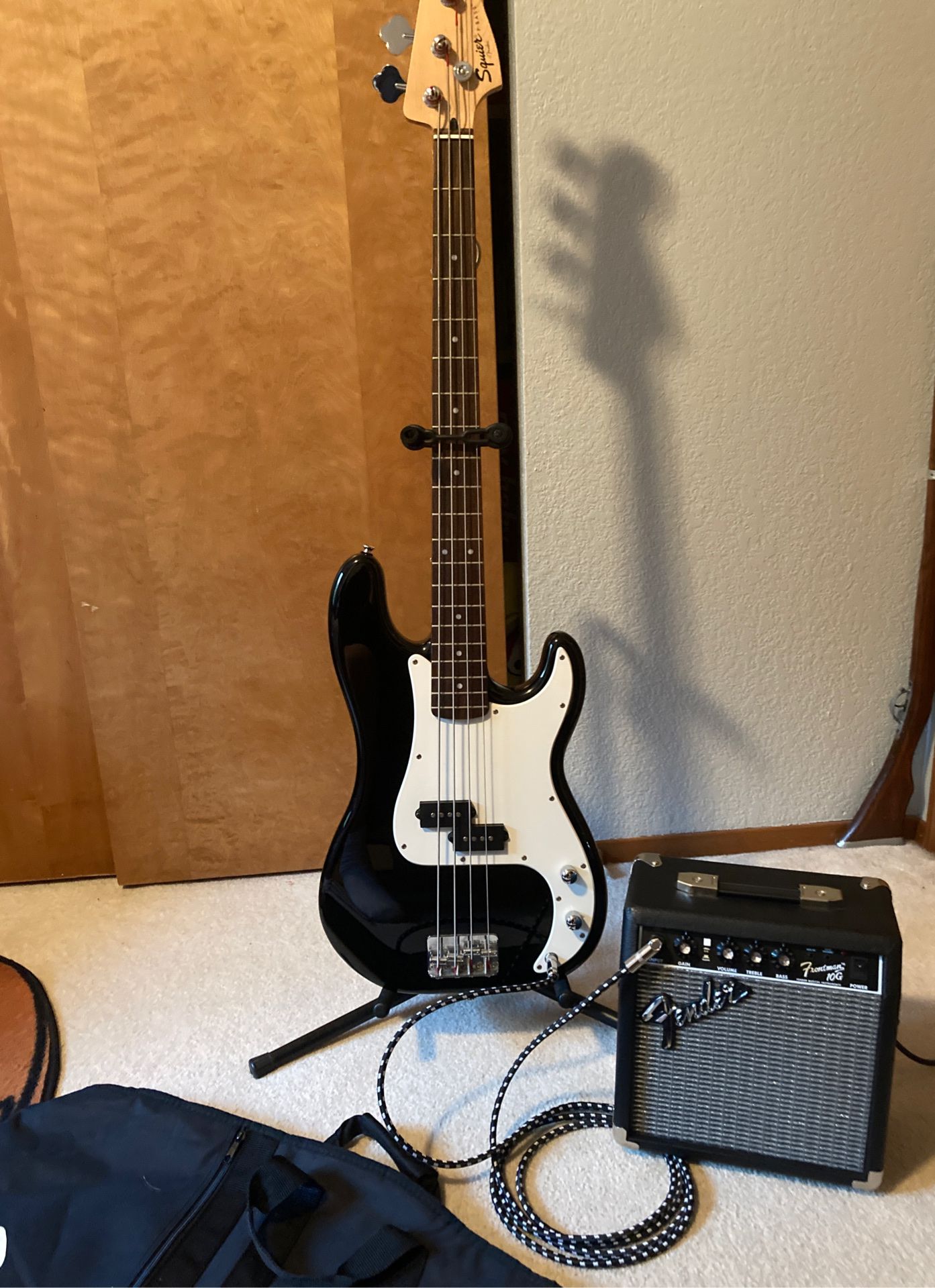 Fender affinity Squire Bass guitar and pack