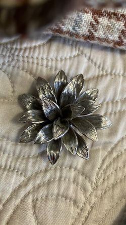 Capri 3d silver flower pin