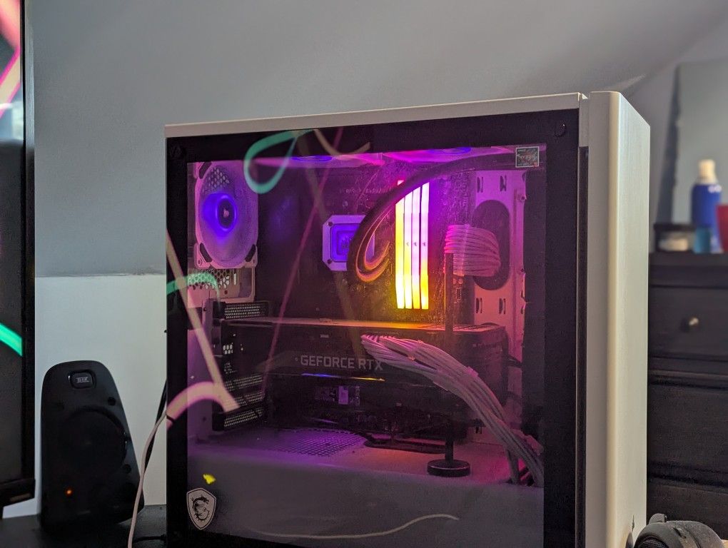 CUSTOM-BUILT MID TOWER GAMING PC WITH A 43-IN GIGABYTE 4K 140 HZ MONITOR