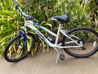 Schwinn Mountain Bike White and Blue! 24” tires / Rider: 5.2” to 5.6” /15” frame /rider5.2” to 5.6”