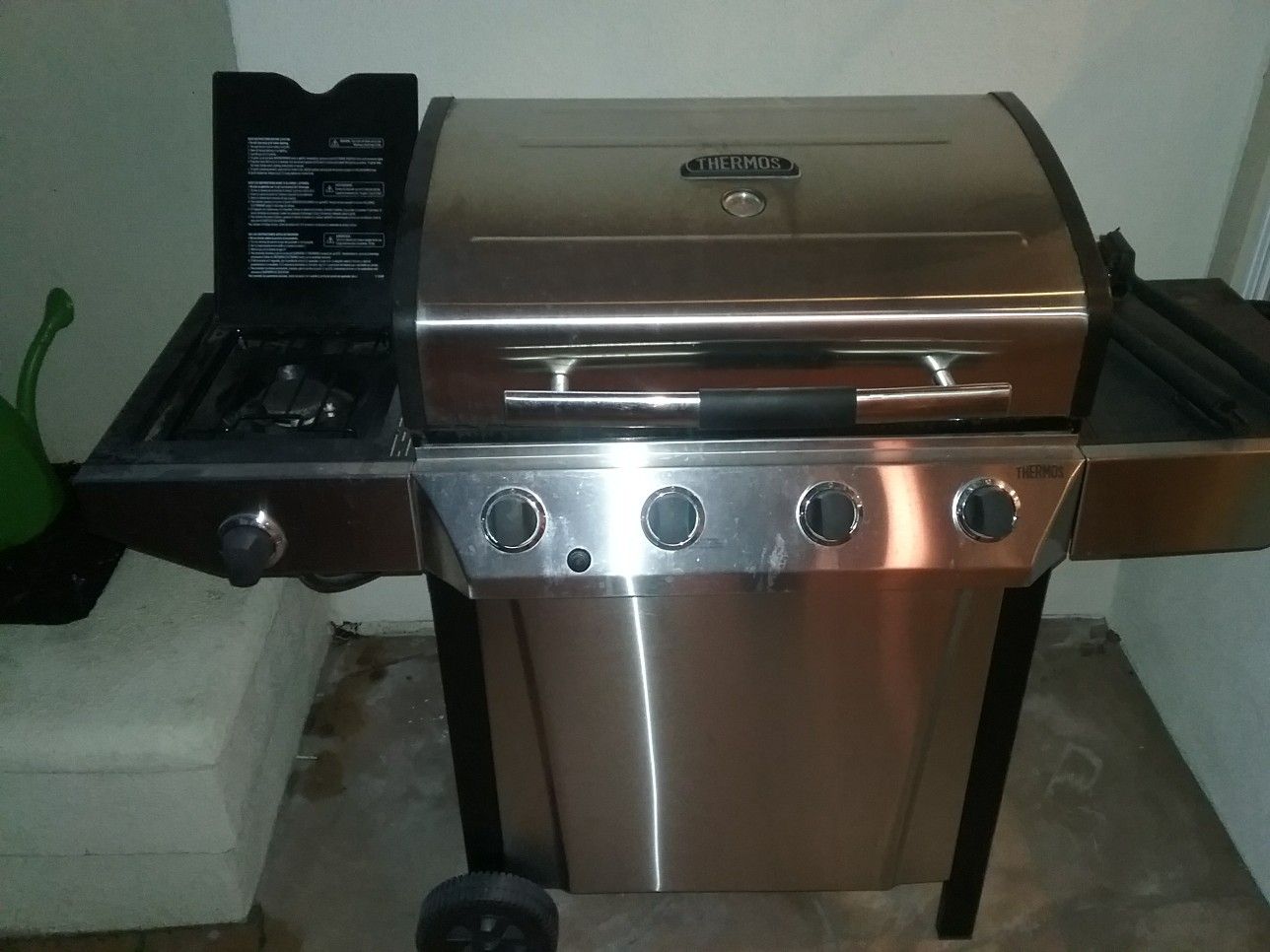 Thermos BBQ with side burner