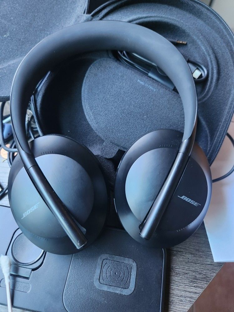 Bose Noice Cancelling Wireless Bluetooth 700