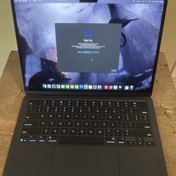 2022 MACBOOK AIR 13.6 M2 8GB MEMORY 256 storage