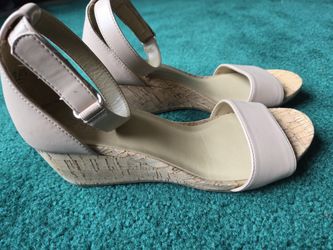 8M Naturalizer Women's Beige Wedge Sandals