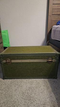 VINTAGE WW2 Steamer trunk army green military foot locker suitcase