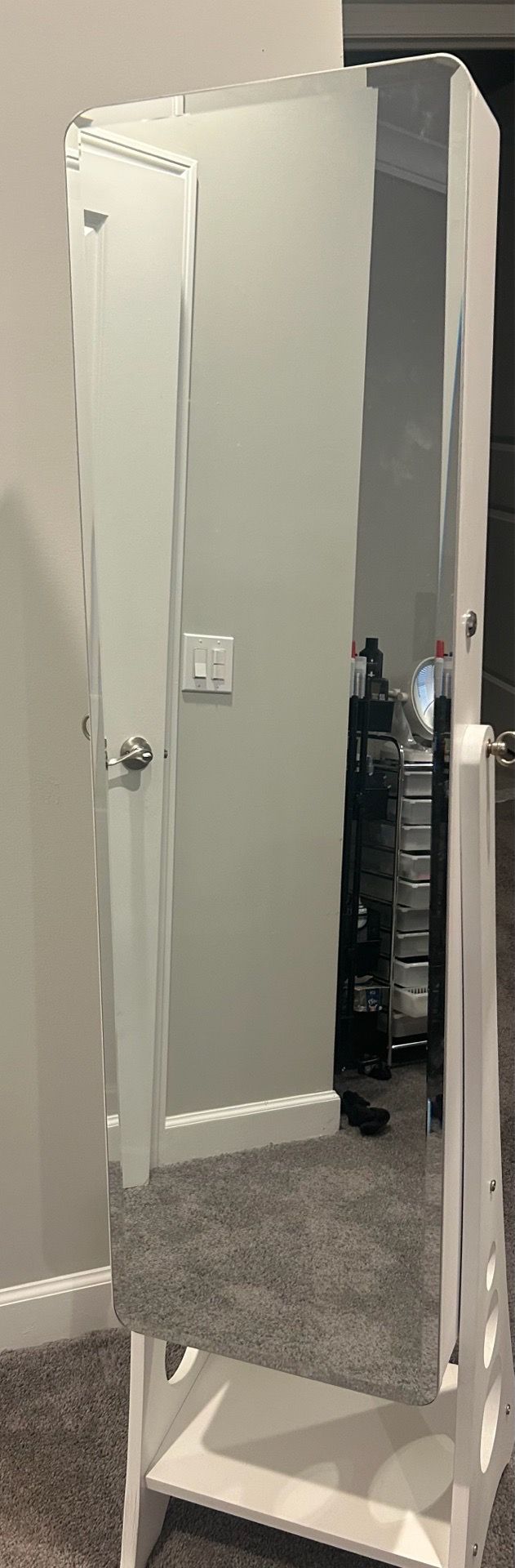 Jewelry cabinet