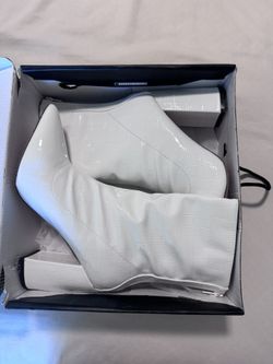 Size 9 Women's Leather Heeled Booties 